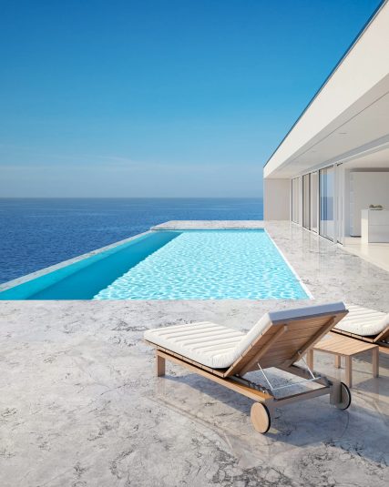 Piscina panoramica con rivestimento in marmo